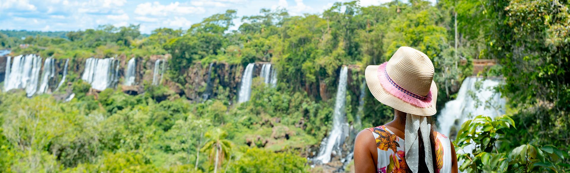 Las cataratas del Iguazú con el logo del hotel en el frente
